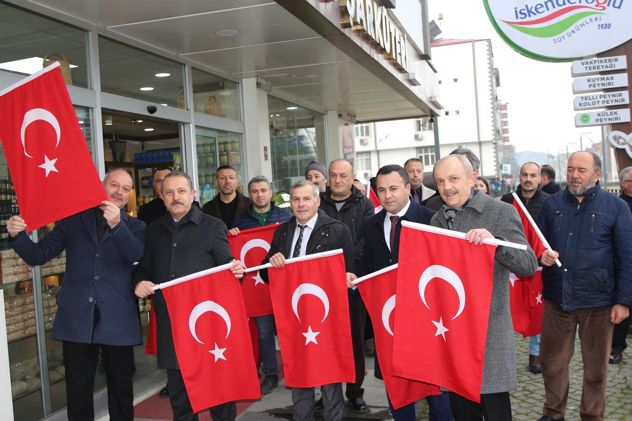 Vakfıkebir’de Bayrak Seferberliği