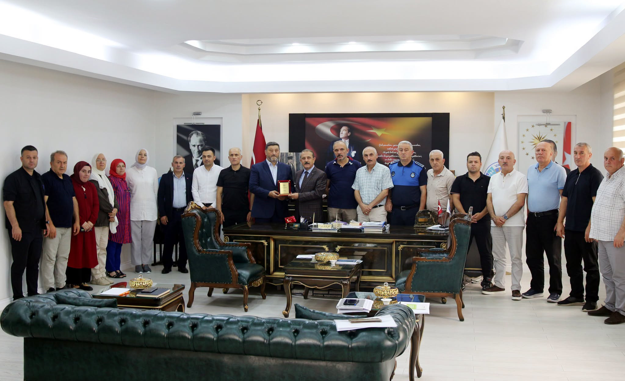 Başkan Koçal, Emekli Olan Personeli Alp’i Pasta Kesilerek Uğurladı