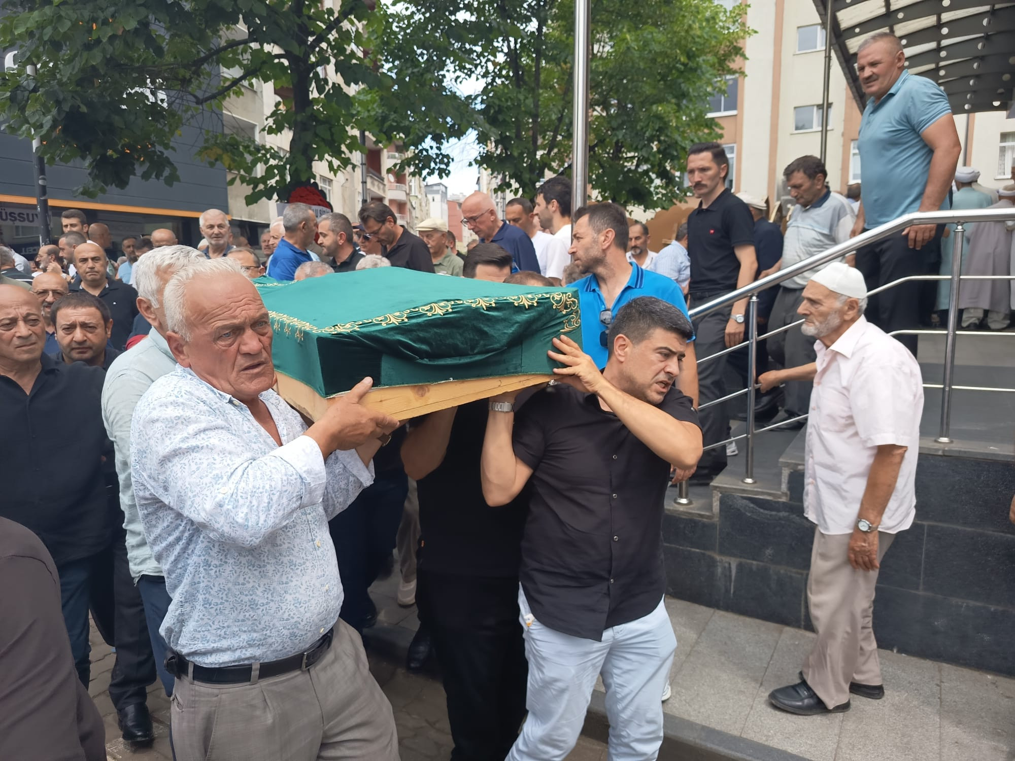 Hayırsever Hacı Avni Karadeniz Son Yolculuğuna Uğurlandı
