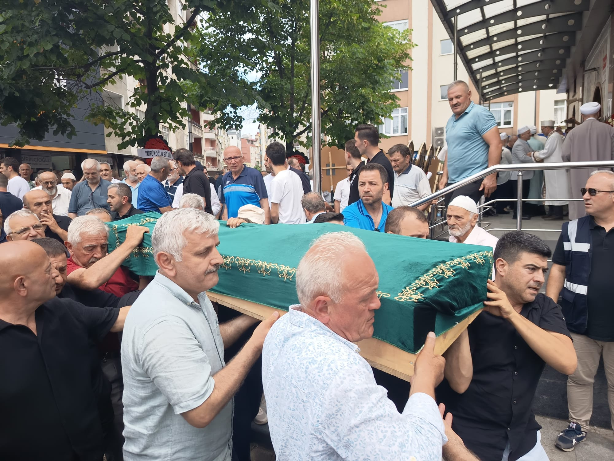 Hayırsever Hacı Avni Karadeniz Son Yolculuğuna Uğurlandı