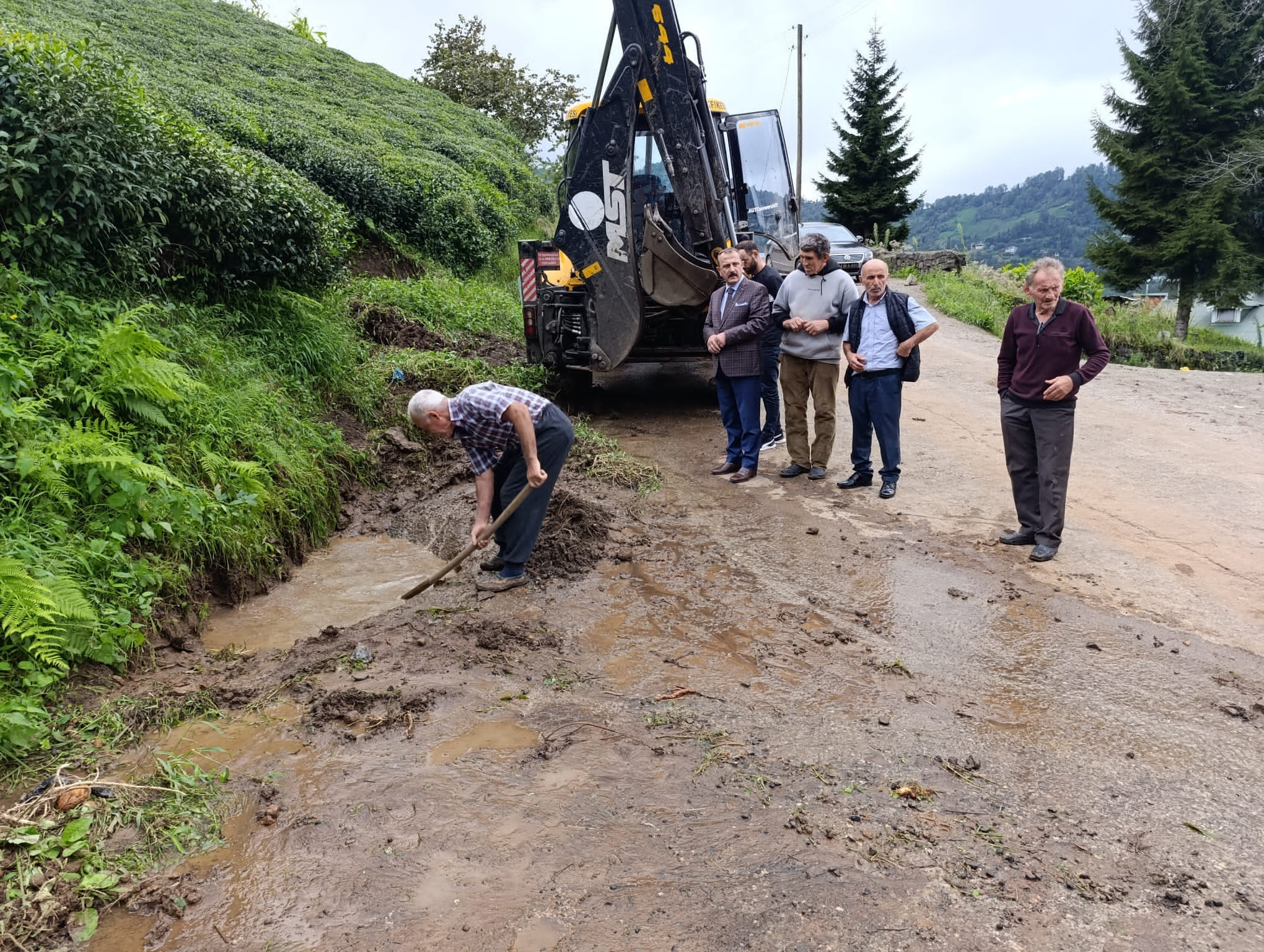Heyelanların temizlenmesi çalışmaları devam ediyor