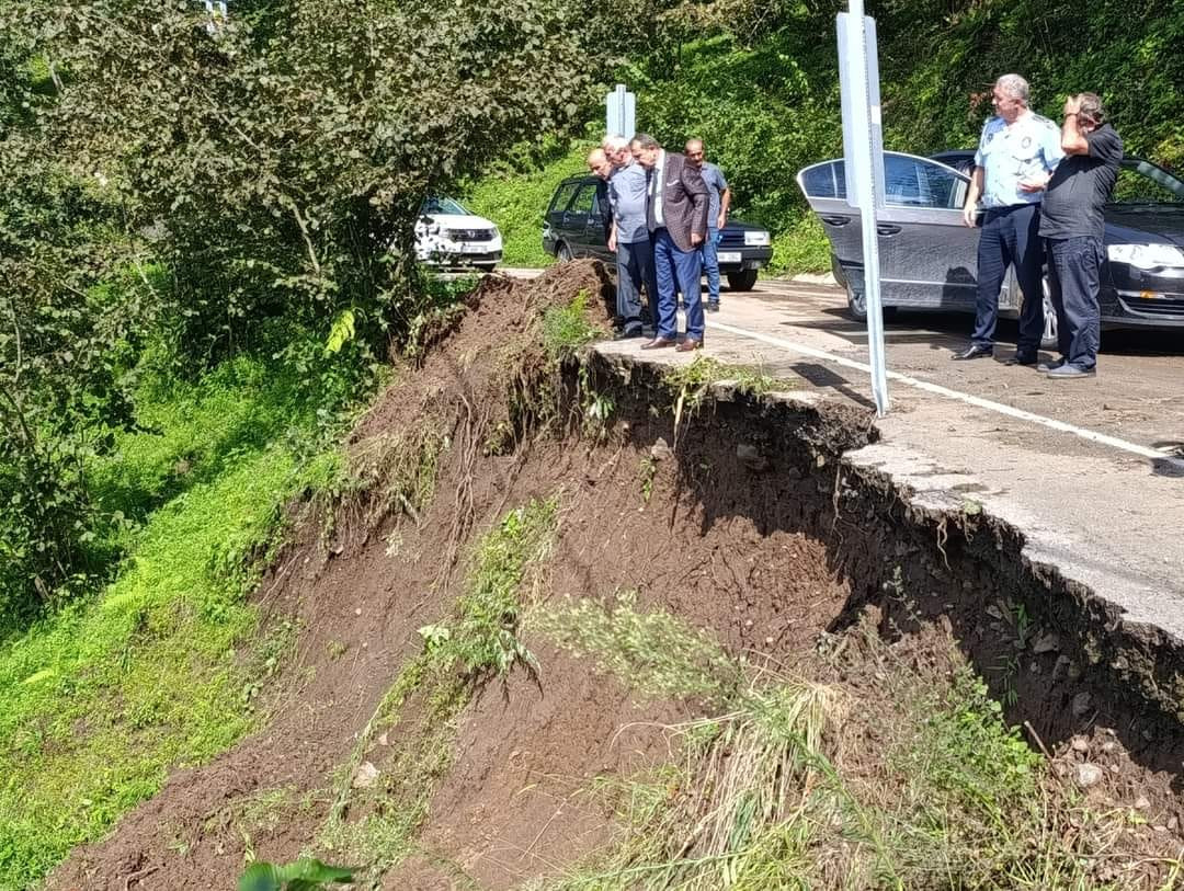 Heyelanların temizlenmesi çalışmaları devam ediyor