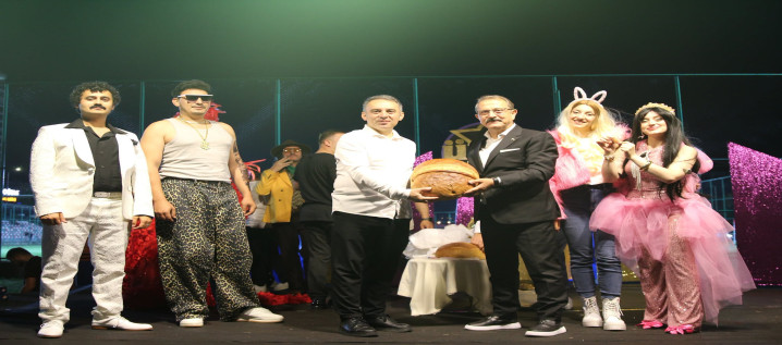 "Ünlü Show" Adlı Tiyatro Oyunu Beğenildi
