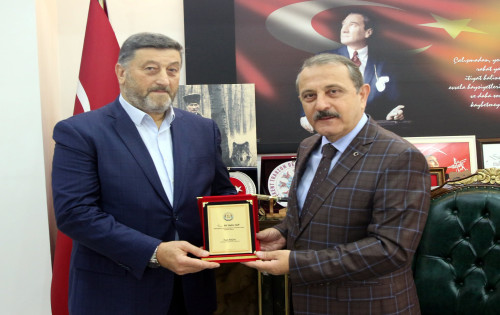 Başkan Koçal, Emekli Olan Personeli Alp’i Pasta Kesilerek Uğurladı