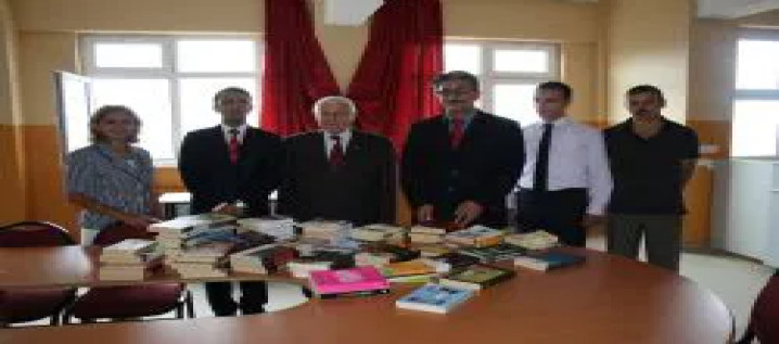 KİTAPLARINI BAĞIŞLADI