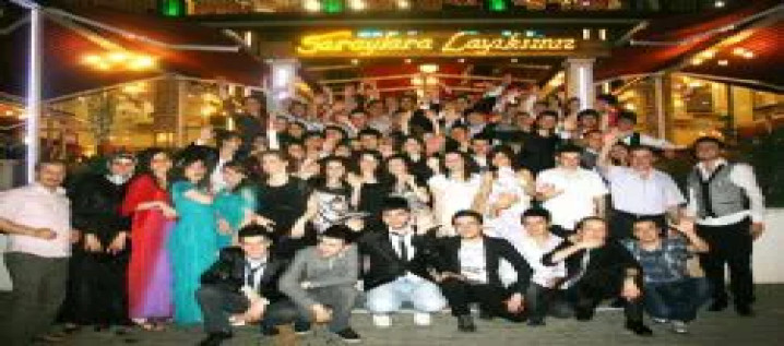 Anadolu Lisesi'nde Mezuniyet Sevinci