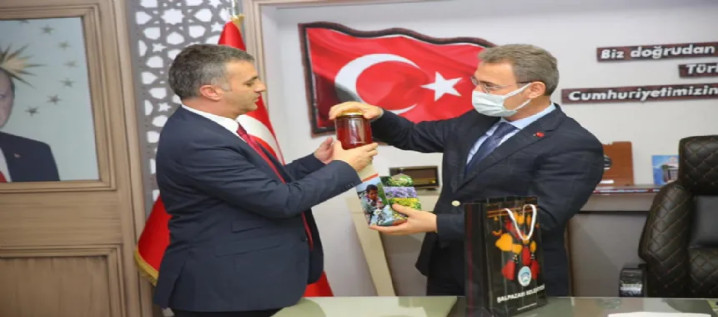 Başkan Kurukız'dan Ağasar Balı Hediye 