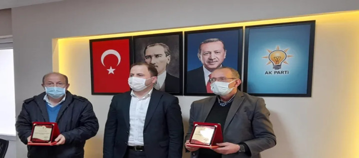 Başkan Çabuk’tan  İlçe Basınına Plaket 
