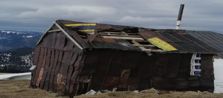 Rüzgar yayla evlerinin  çatılarını  uçurdu