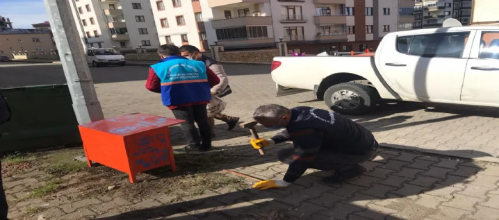 Sokak hayvanları için yemlikler yerleştirildi