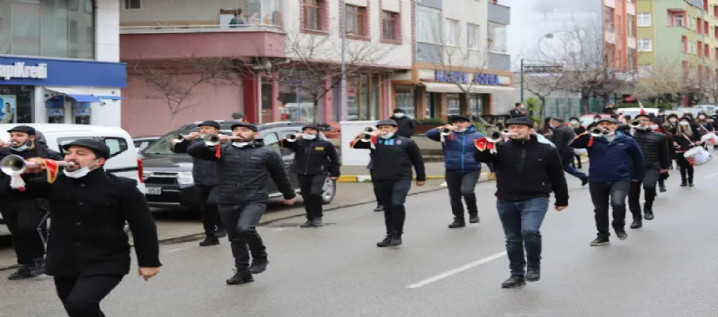 Kurtuluş Töreninde “Kasketliler” Modası 