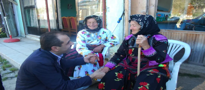 Annelerimize ne kadar hizmet edersek edelim gönül borcumuzu ödeyemeyiz