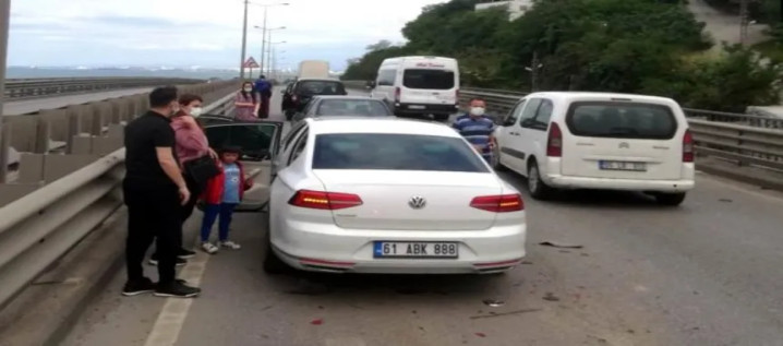  Beşikdüzü Kaymakamı Şakir Öner Öztürk'ün aracının da karıştığı zincirleme trafik kazasında Kaymakam Öztürk'ün eşi ve kızı yaralandı