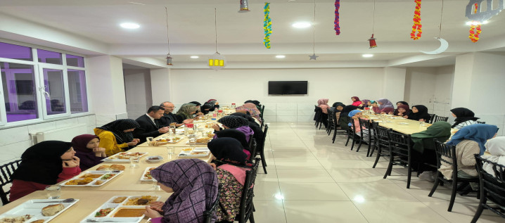 Öğrencilerle İftar Ettiler