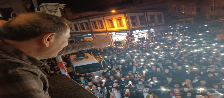  Fuat Koçal, Balkon konuşmasında “Vakfıkebir’imizi hak ettiği seviyeye getireceğiz”