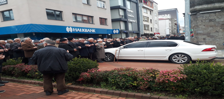 Bari Namaz Kılınırken!